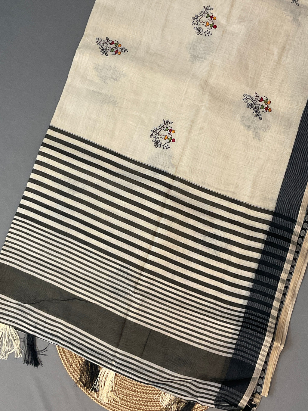 Kalamkari Hand Embroidery Cotton-Linen Saree – Off-White with Black Vareli Embroidery & Blouse