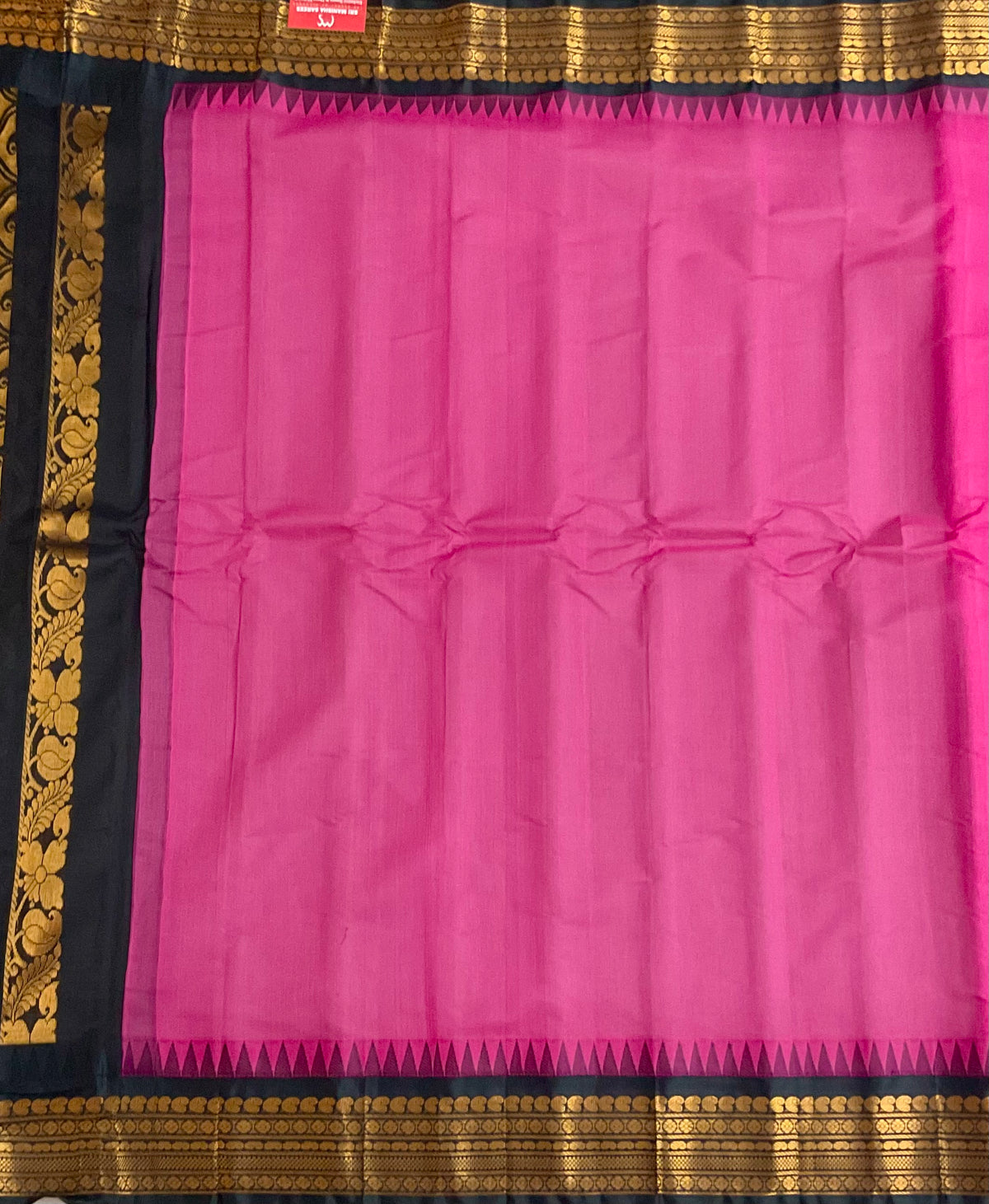 Black zari contrast border of the pink Gadwal silk saree