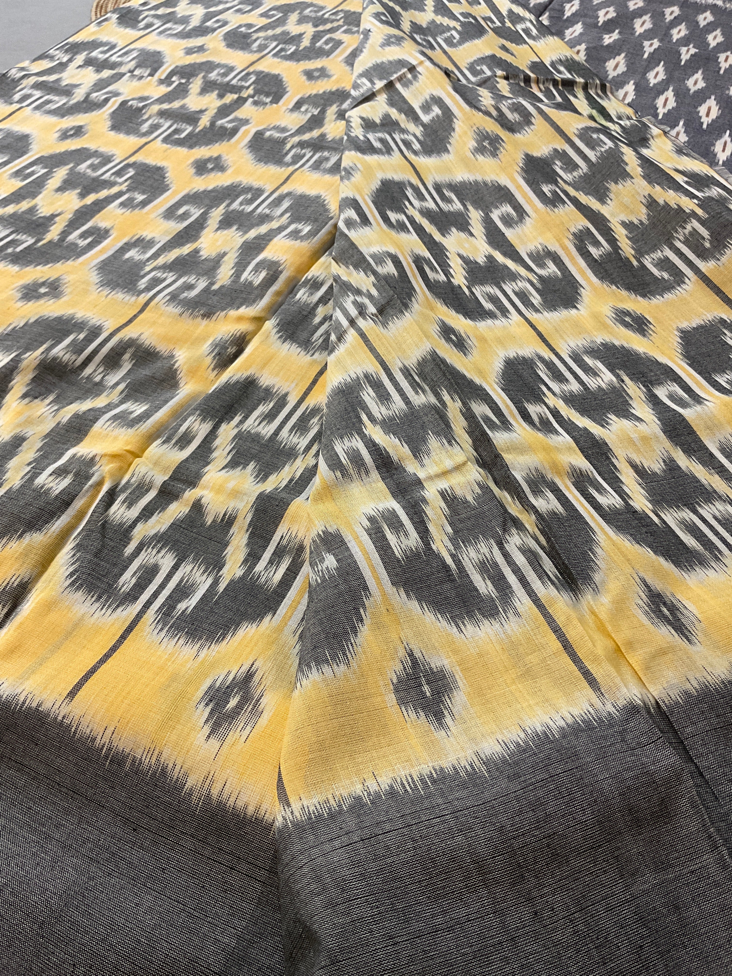Light Yellow & Grey Pochampally Ikat Handloom Cotton Saree with Contrast Pallu – Without Blouse