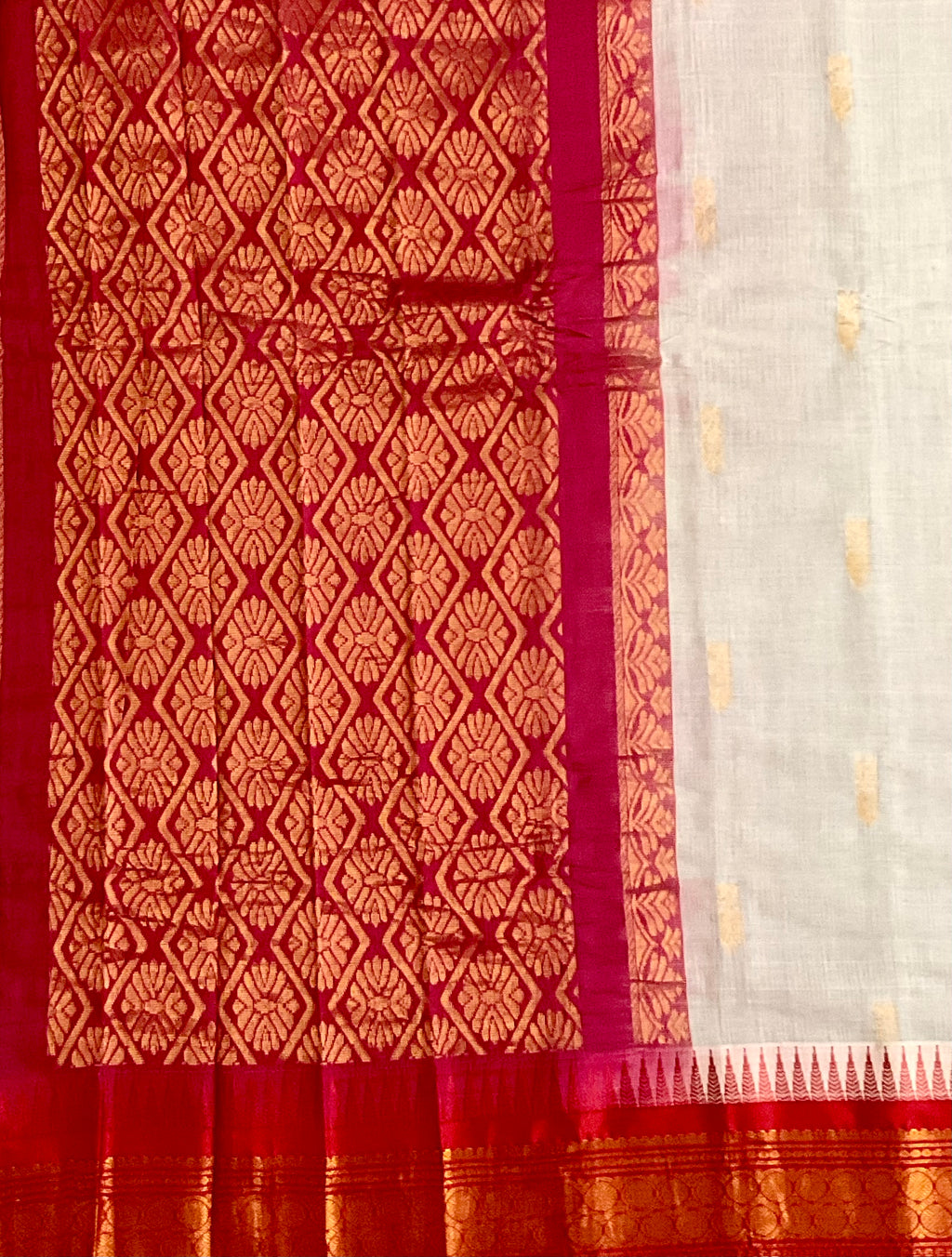 Pallu close-up of white and reddish-pink Gadwal silk saree
