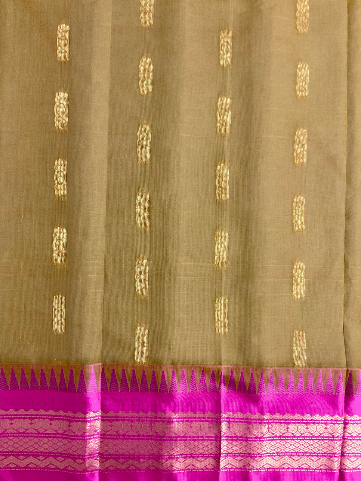 Pink zari contrast border of the mehendi green Gadwal silk saree
