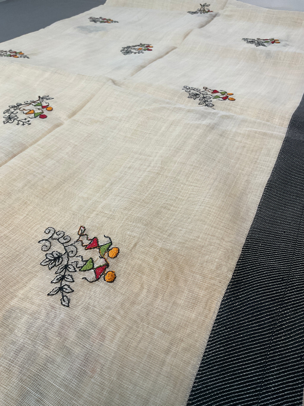 Kalamkari Hand Embroidery Cotton-Linen Saree – Off-White with Black Vareli Embroidery & Blouse