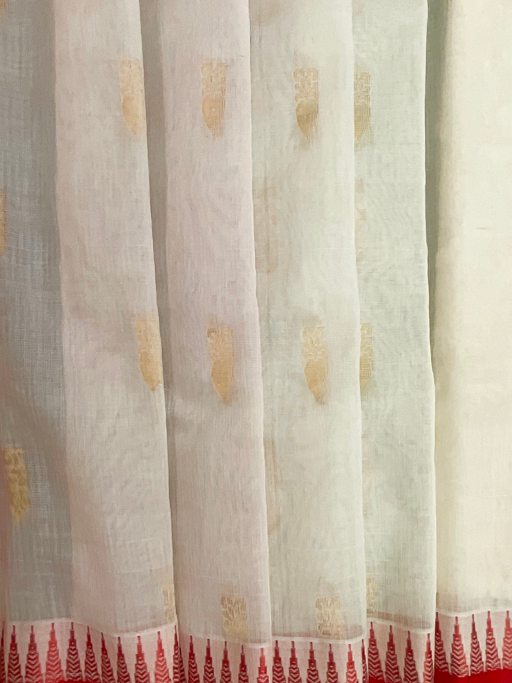 Reddish-pink zari contrast border of white Gadwal silk saree