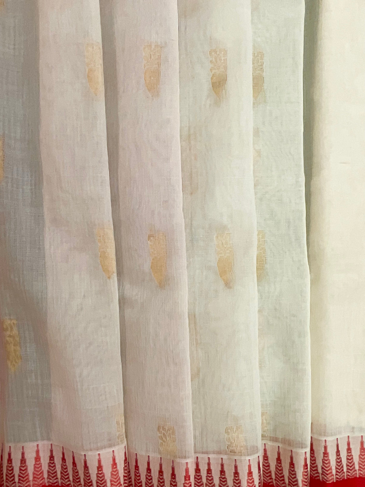 Reddish-pink zari contrast border of white Gadwal silk saree