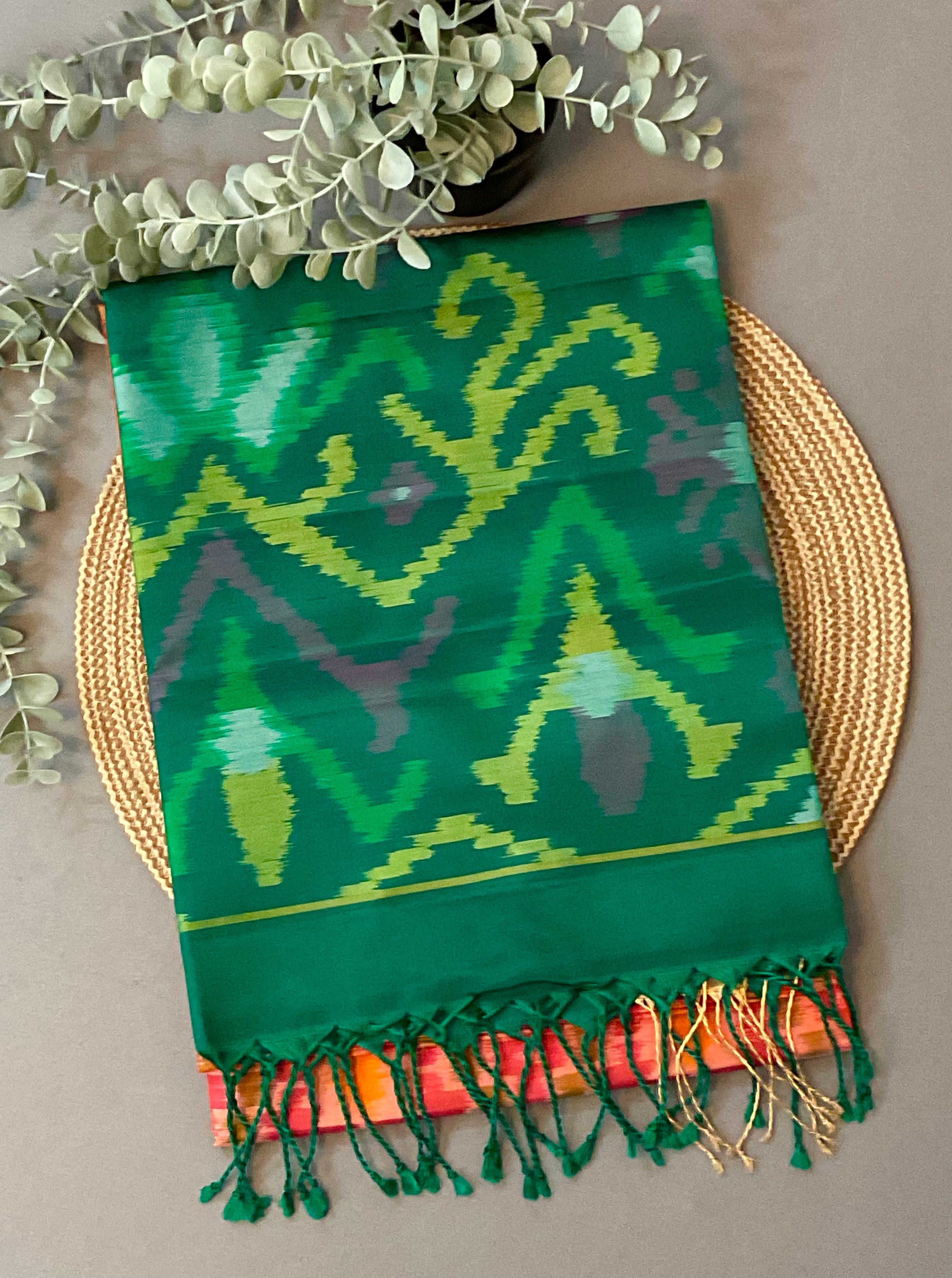Royal Peach Pochampally Handwoven Ikat Silk Saree with Dark Green Contrast Pallu & Plain Blouse