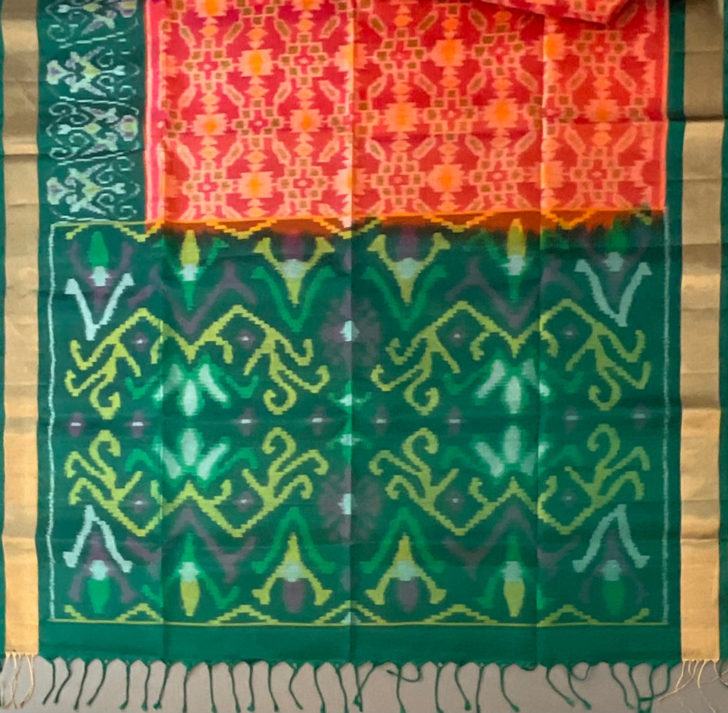 Royal Peach Pochampally Handwoven Ikat Silk Saree with Dark Green Contrast Pallu & Plain Blouse