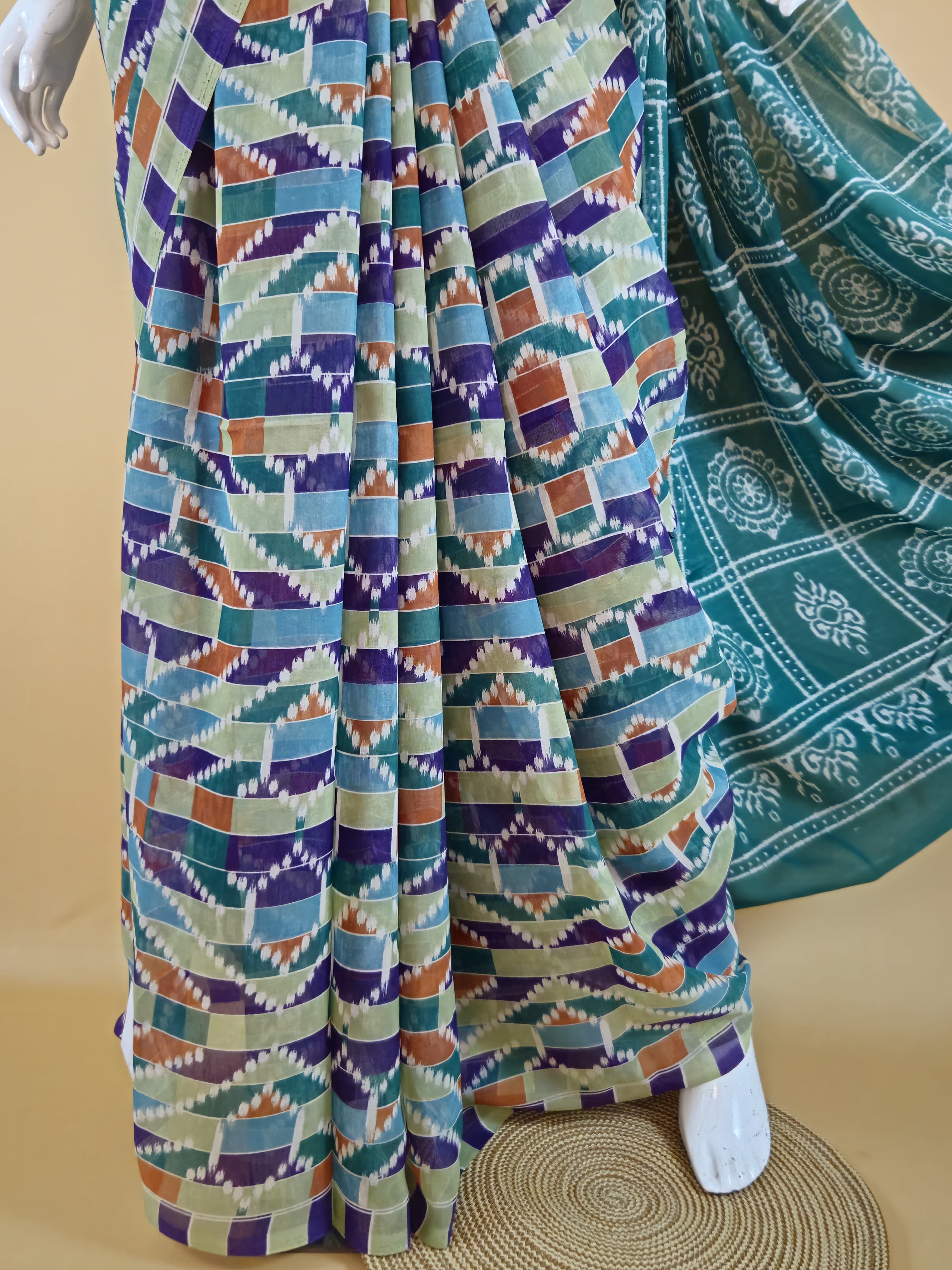 Garden Vareli Lentus Pochampally Ikkat Saree with Blouse — Green